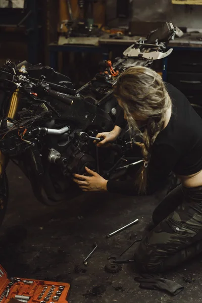 Mooi Meisje Met Lang Haar Garage Repareren Van Een Motorfiets — Stockfoto