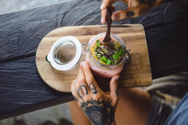 Nyttig Frukost Vacker Frukost Foder Mäns Händer Tatueringar — Stockfoto