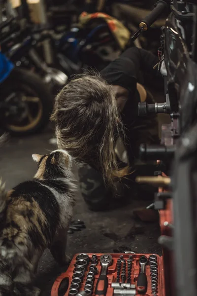 Menina Bonita Com Cabelos Longos Garagem Reparar Uma Motocicleta — Fotografia de Stock