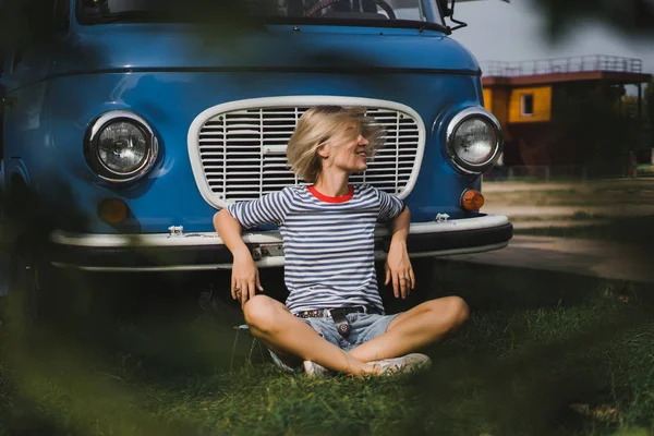 Meisje Achtergrond Van Een Vintage Bus — Stockfoto