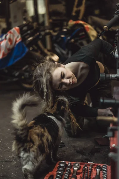 Hermosa Chica Con Pelo Largo Garaje Reparación Una Motocicleta — Foto de Stock