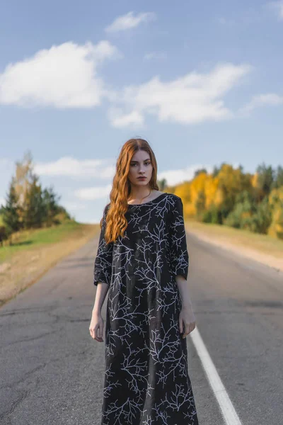 Mujer Joven Con Pelo Rojo Largo Vestido Lino Lugar Natural — Foto de Stock