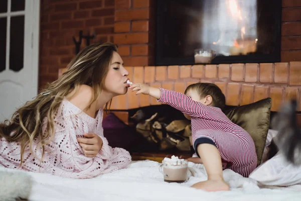 Mladá Žena Dítětem Máma Syn Jsou Blbnout Baví Krbu — Stock fotografie