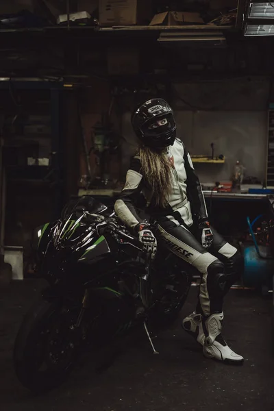 Menina Bonita Com Cabelos Longos Garagem Reparar Uma Motocicleta — Fotografia de Stock