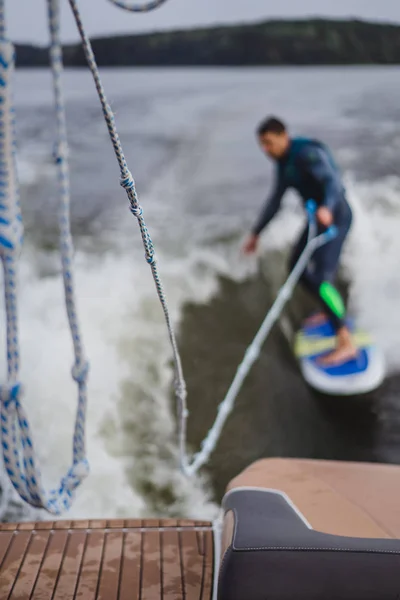 Mann Beim Wachen Winken Vom Boot — Stockfoto