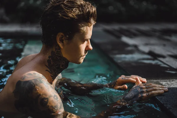 Joven Hombre Guapo Tatuajes Descansando Piscina Aire Libre Hombre Tatuado — Foto de Stock