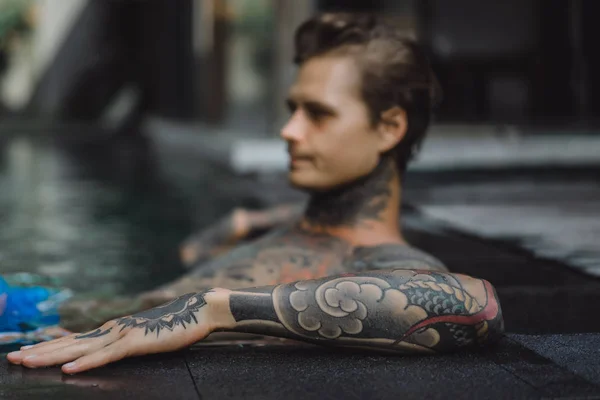 Açık Yüzme Havuzunda Dinlenme Dövmeler Genç Yakışıklı Adam Dövmeli Bir — Stok fotoğraf