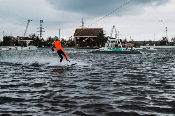 Schönes Mädchen Mit Langen Haaren Mit Wakeboard — Stockfoto