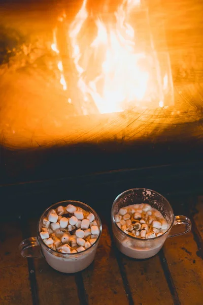 Kakaomuggar Med Marshmallows Nära Eldstaden — Stockfoto