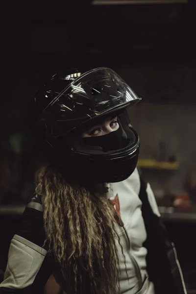 Menina Bonita Com Cabelos Longos Garagem Reparar Uma Motocicleta — Fotografia de Stock