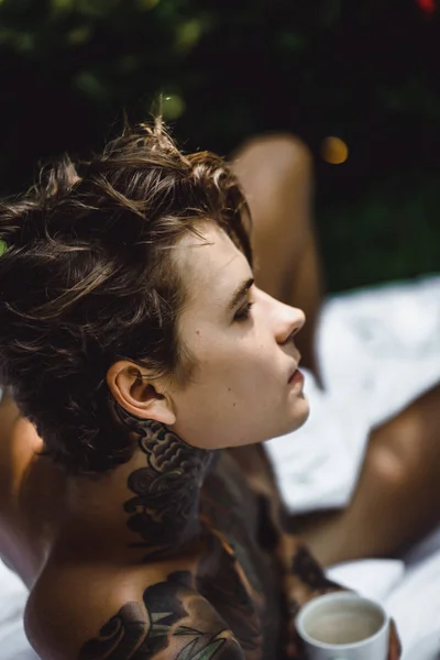 Jóképű Fiatalember Tetoválásban Pihentető Ágyban — Stock Fotó