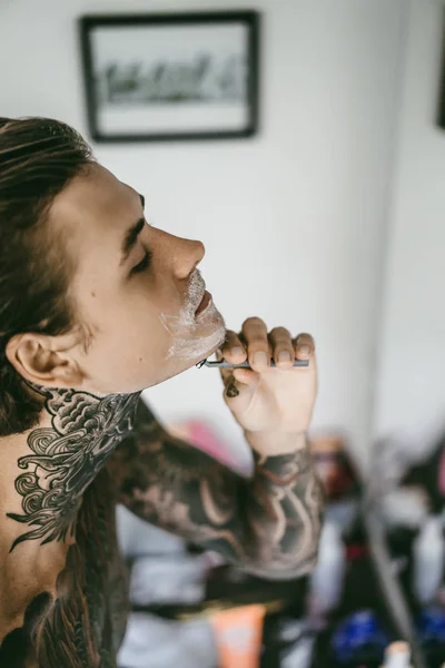 Young Handsome Tattooed Man Morning Shaves Front Mirror Razor His — Stock Photo, Image