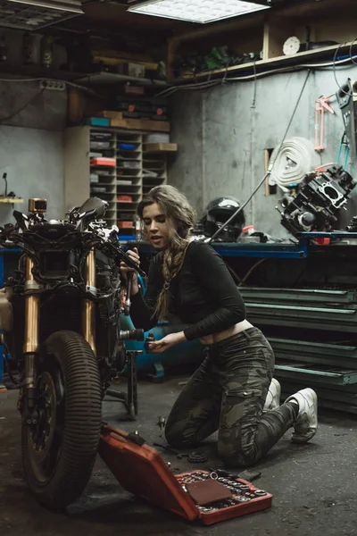 Piękna Dziewczyna Długimi Włosami Garażu Naprawy Motocykla — Zdjęcie stockowe