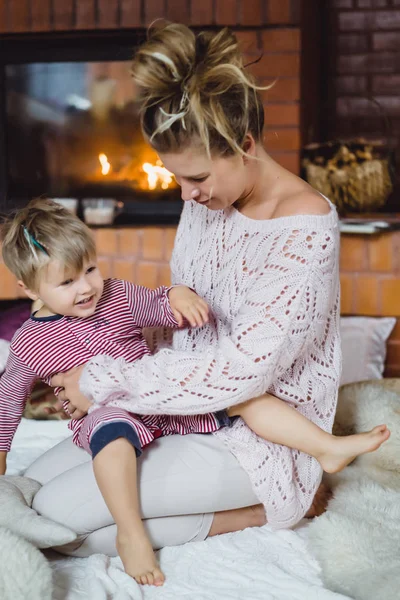 Młoda Kobieta Dzieckiem Mama Syn Oszukiwanie Wokół Zabawy Przy Kominku — Zdjęcie stockowe