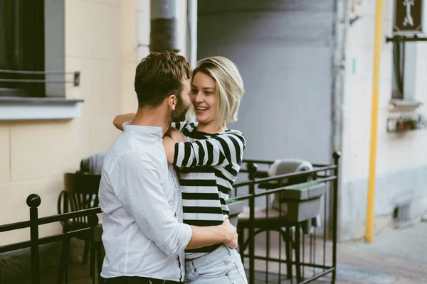 Pareja Enamorada Abrazándose Calle —  Fotos de Stock