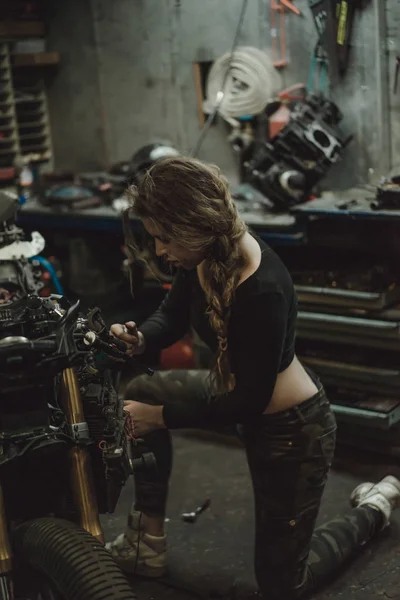 Hermosa Chica Con Pelo Largo Garaje Reparación Una Motocicleta —  Fotos de Stock