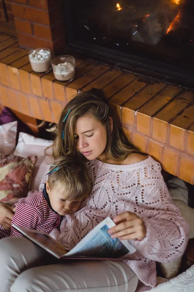 Μια Νεαρή Μητέρα Και Γιος Διαβάζοντας Ένα Βιβλίο Παραμύθι Κοντά — Φωτογραφία Αρχείου