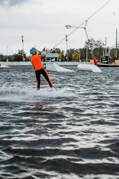 Schönes Mädchen Mit Langen Haaren Mit Wakeboard — Stockfoto