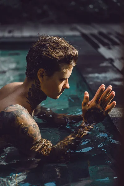 Jonge Knappe Man Tatoeages Rusten Het Buitenzwembad Een Getatoeëerde Man — Stockfoto