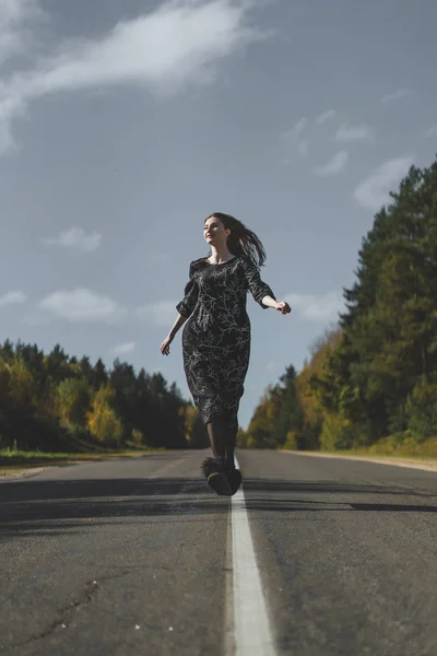 Jonge Vrouw Met Lang Rood Haar Een Linnen Jurk Een — Stockfoto