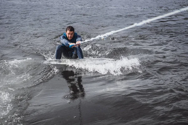 Hombre Wakesurfing Ola Desde Barco —  Fotos de Stock