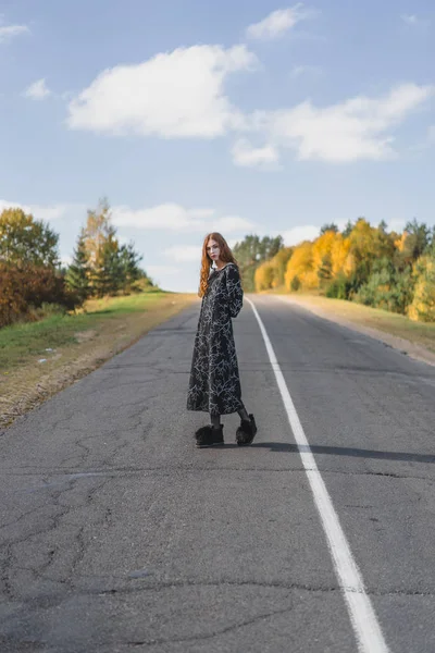 Mladá Žena Dlouhými Zrzavými Vlasy Lněných Šatech Přirozeném Místě Pozadí — Stock fotografie