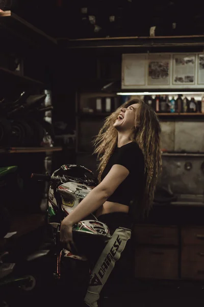 Belle Fille Aux Cheveux Longs Dans Garage Réparer Une Moto — Photo