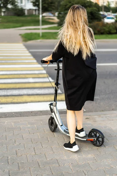 Jonge Vrouw Met Lang Haar Elektrische Scooter Het Meisje Elektrische — Stockfoto