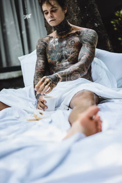 Jovem Bonito Tatuado Homem Tomando Café Manhã Cama Livre Livre — Fotografia de Stock