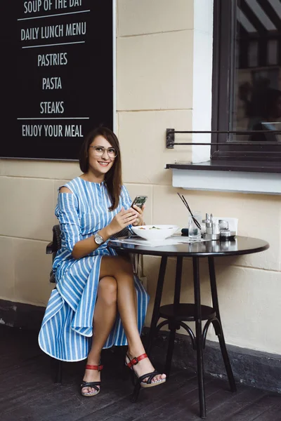 Jong Gelukkig Vrouw Een Straat Cafe Glimlachend Lacht Drinken Koffie — Stockfoto