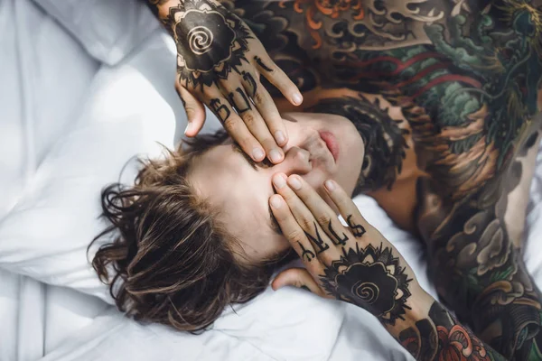 Przystojny Młody Mężczyzna Tatuaże Relaks Łóżku — Zdjęcie stockowe