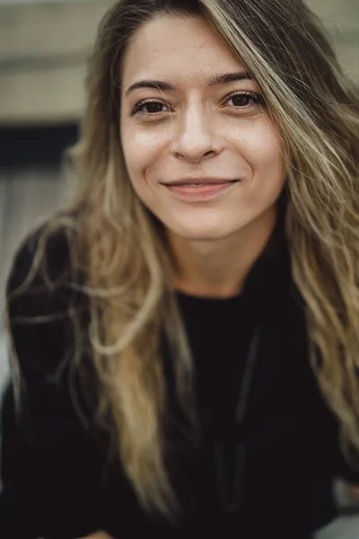 Jong Mooi Vrouw Met Lang Haar Buiten Poseren Portret Close — Stockfoto