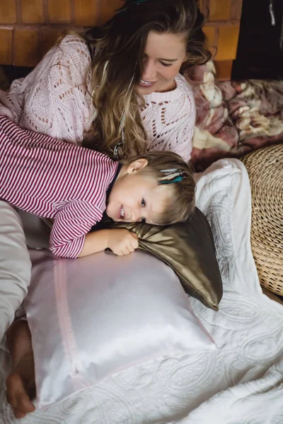 Młoda Kobieta Dzieckiem Mama Syn Oszukiwanie Wokół Zabawy Przy Kominku — Zdjęcie stockowe