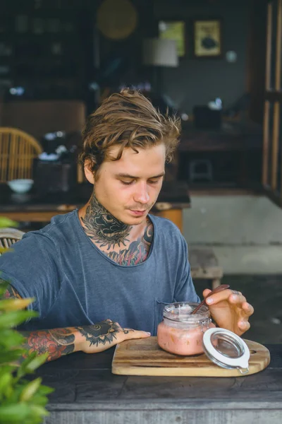 Полезный Завтрак Прекрасный Корм Завтрака Мужские Руки Татуировках — стоковое фото