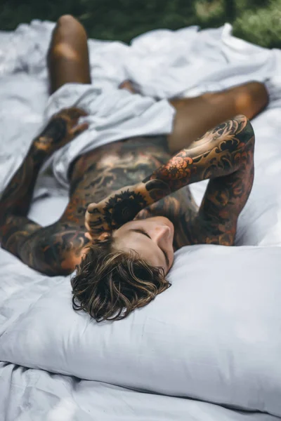 Knappe Jongeman Tatoeages Ontspannen Bed — Stockfoto