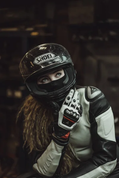 Belle Fille Aux Cheveux Longs Dans Garage Réparer Une Moto — Photo