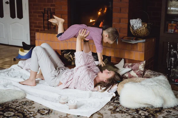 Uma Jovem Com Uma Criança Mãe Filho Estão Brincando Divertindo — Fotografia de Stock