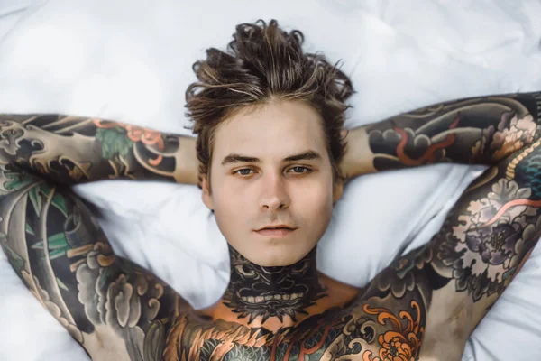 Handsome Young Man Tattoos Relaxing Bed — Stockfoto