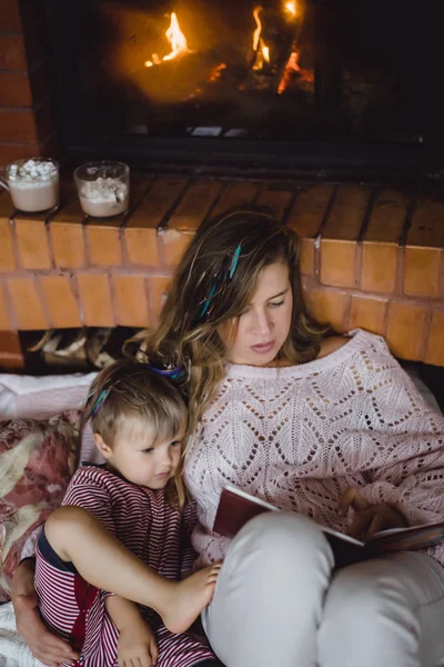 Μια Νεαρή Μητέρα Και Γιος Διαβάζοντας Ένα Βιβλίο Παραμύθι Κοντά — Φωτογραφία Αρχείου