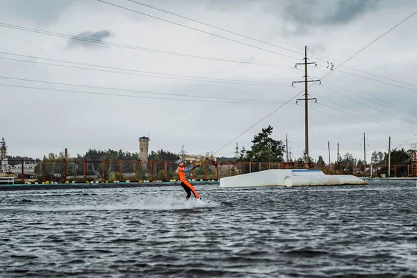 Schönes Mädchen Mit Langen Haaren Mit Wakeboard — Stockfoto