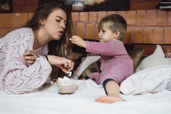 Młoda Kobieta Dzieckiem Przy Kominku Mama Syn Piją Kakao Marshmello — Zdjęcie stockowe
