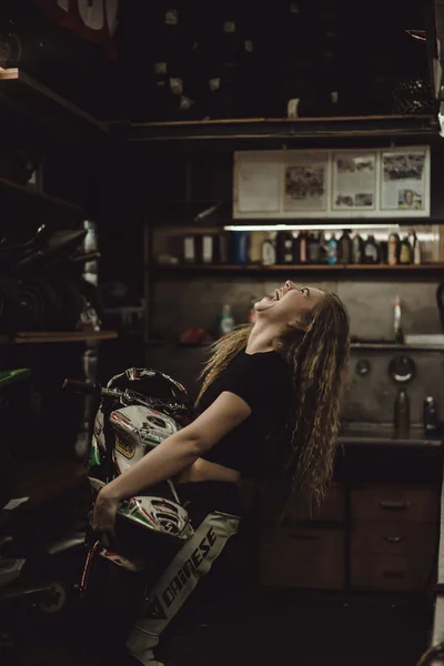 Menina Bonita Com Cabelos Longos Garagem Reparar Uma Motocicleta — Fotografia de Stock