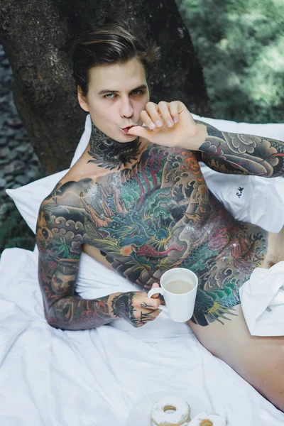 Jovem Bonito Tatuado Homem Tomando Café Manhã Cama Livre Livre — Fotografia de Stock