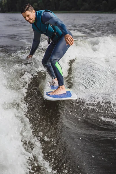 Uomo Che Surf Onda Dalla Barca — Foto Stock