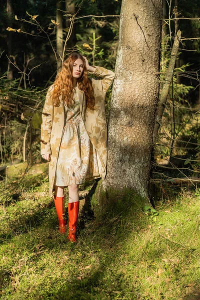 Junge Frau Mit Langen Roten Haaren Leinenkleid Die Wald Bastkorb — Stockfoto