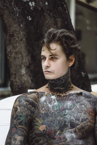 Νεαρός Όμορφος Άνδρας Τατουάζ Που Τρώει Πρωινό Στο Κρεβάτι Στην — Φωτογραφία Αρχείου