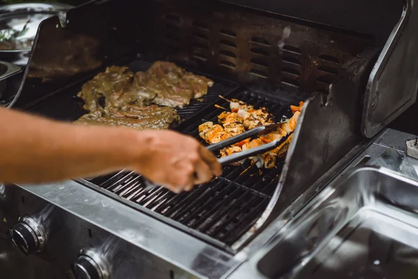 Uomo Tatuato Carne Barbecue All Aperto — Foto Stock