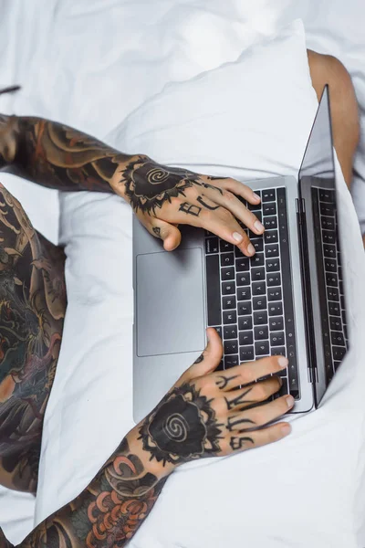 Een Man Bed Die Aan Een Laptop Werkt Post Leest — Stockfoto