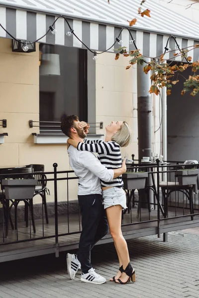 Couple Amoureux Embrasser Dans Rue — Photo
