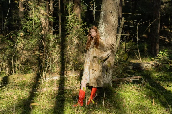 Junge Frau Mit Langen Roten Haaren Leinenkleid Die Wald Bastkorb — Stockfoto